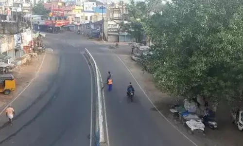 முழு ஊரடங்கு காரணமாக வட சென்னையில் சாலைகள் வெறிச்சோடி காணப்பட்டது