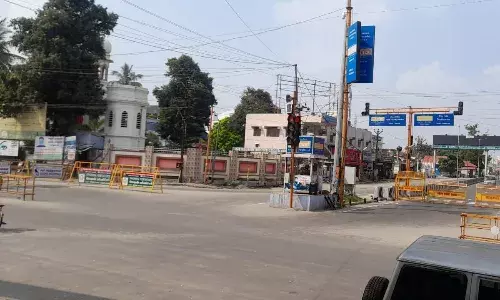 ஈரோடு மாவட்டத்தில் முழு ஊரடங்கால் சாலைகள் வெறிச்சோடின ஈரோடு மாவட்டத்தில் முழு ஊரடங்கால் சாலைகள் வெறிச்சோடின