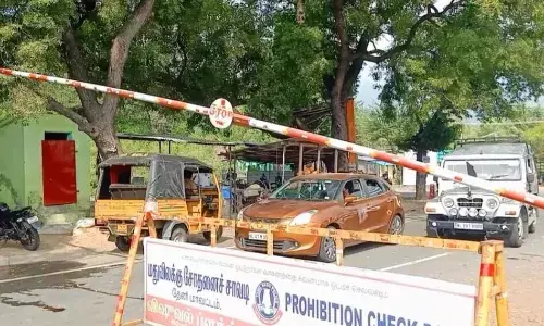 தமிழகத்தில் முழு ஊரடங்கு: எல்லைகளில் மூடப்பட்ட சோதனை சாவடிகள் தமிழகத்தில் முழு ஊரடங்கு: எல்லைகளில் மூடப்பட்ட சோதனை சாவடிகள்