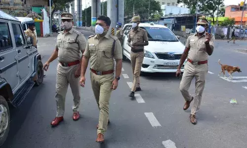 காவல்துறை சோதனையில் டிக்கெட் நகலை கையில் வைத்திருக்க அறிவுறுத்தல் காவல்துறை சோதனையில் டிக்கெட் நகலை கையில் வைத்திருக்க அறிவுறுத்தல்