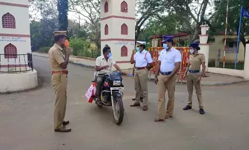 முழு ஊரடங்கால் வெறிச்சோடிய சிவகங்கை :  காரணமின்றி வந்தோருக்கு போலீஸ்  எச்சரிக்கை முழு ஊரடங்கால் வெறிச்சோடிய சிவகங்கை :  காரணமின்றி வந்தோருக்கு போலீஸ்  எச்சரிக்கை
