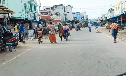 திண்டுக்கல் மாநகராட்சி பகுதிகளில் முழு ஊரடங்கு கடைபிடிக்காத பொதுமக்கள் திண்டுக்கல் மாநகராட்சி பகுதிகளில் முழு ஊரடங்கு கடைபிடிக்காத பொதுமக்கள்