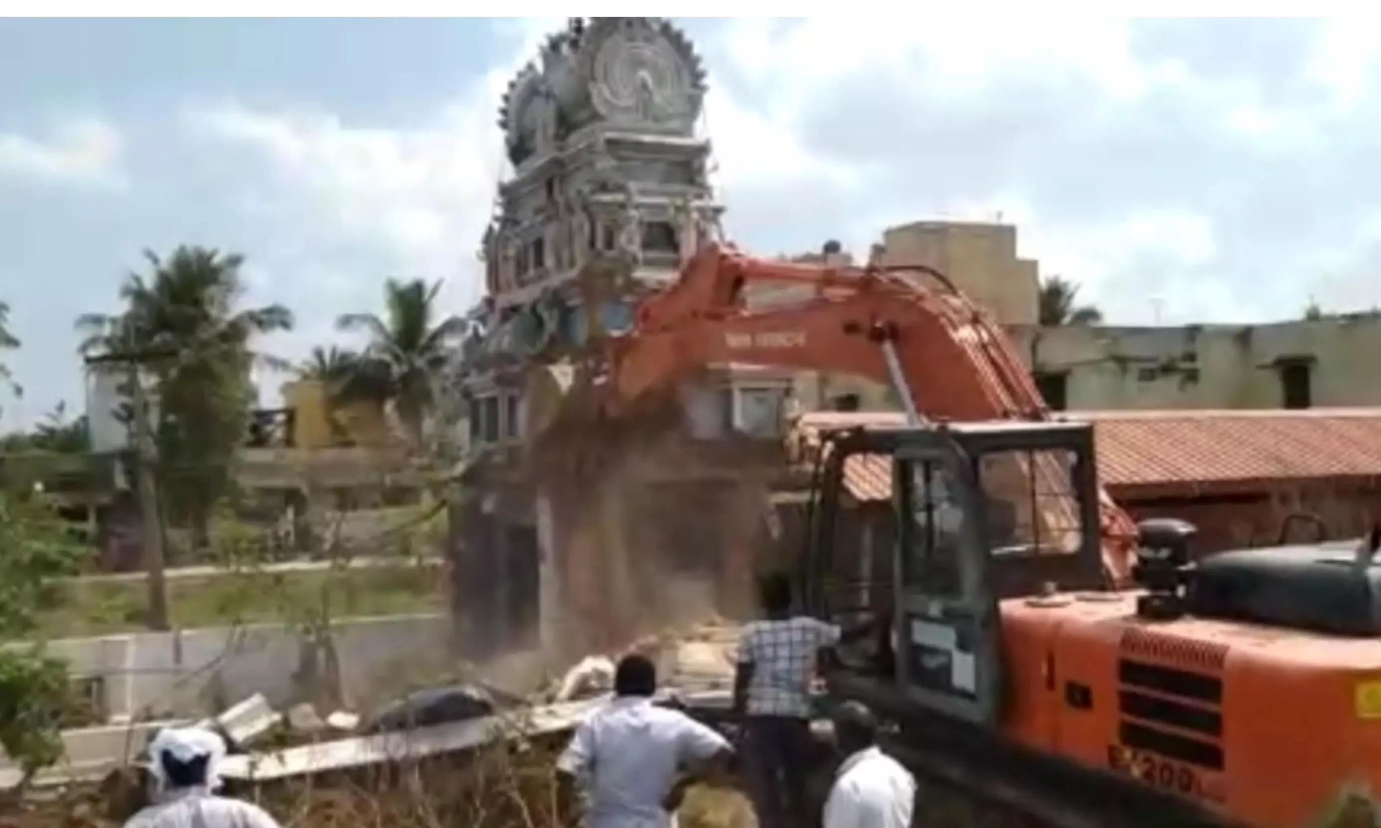 நீர்நிலையில் கட்டியிருந்த ஆஞ்சநேயர் கோவில் வருவாய் துறையால் இடிப்பு நீர்நிலையில் கட்டியிருந்த ஆஞ்சநேயர் கோவில் வருவாய் துறையால் இடிப்பு
