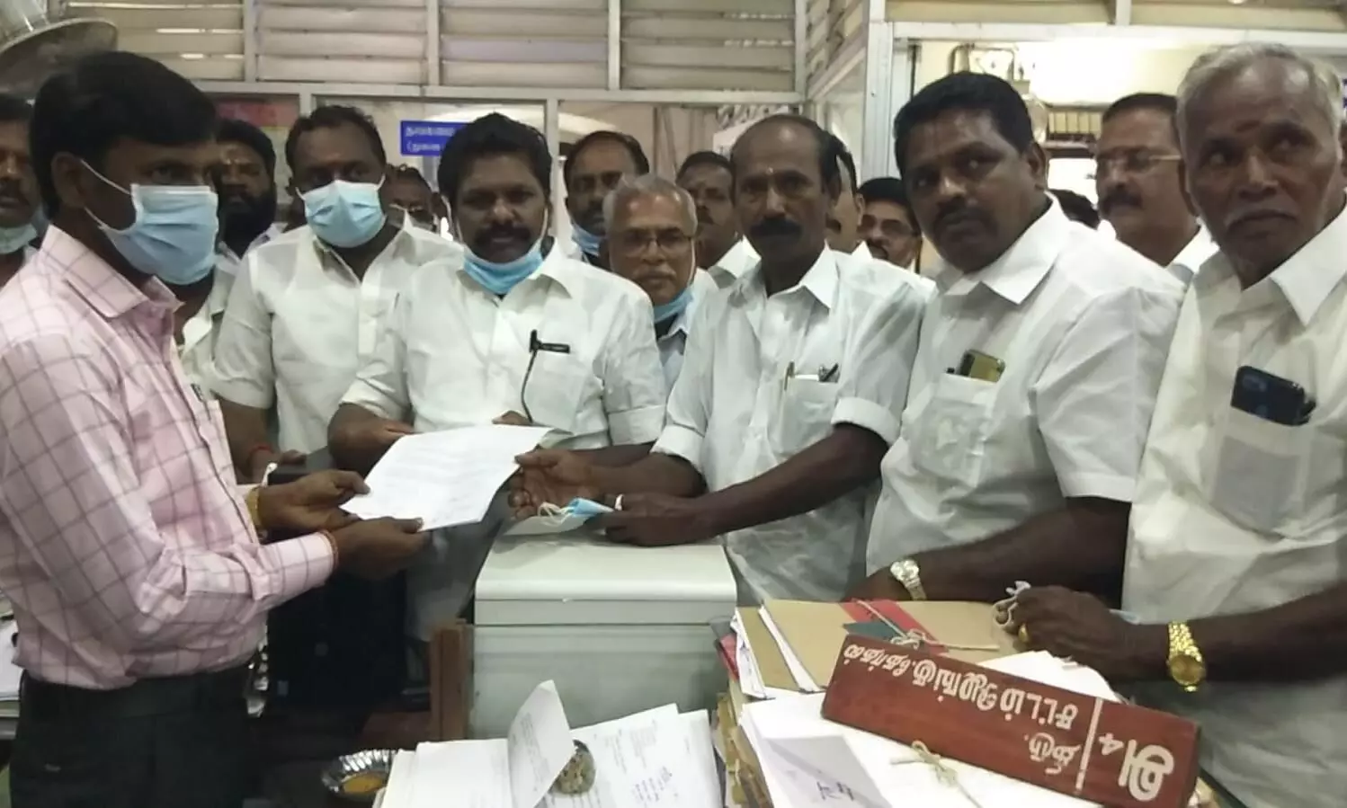 பழவாத்தான்கட்டளையில் தேக்கு மரங்களை மர்ம நபர்கள் வெட்டியதாக புகார் பழவாத்தான்கட்டளையில் தேக்கு மரங்களை மர்ம நபர்கள் வெட்டியதாக புகார்