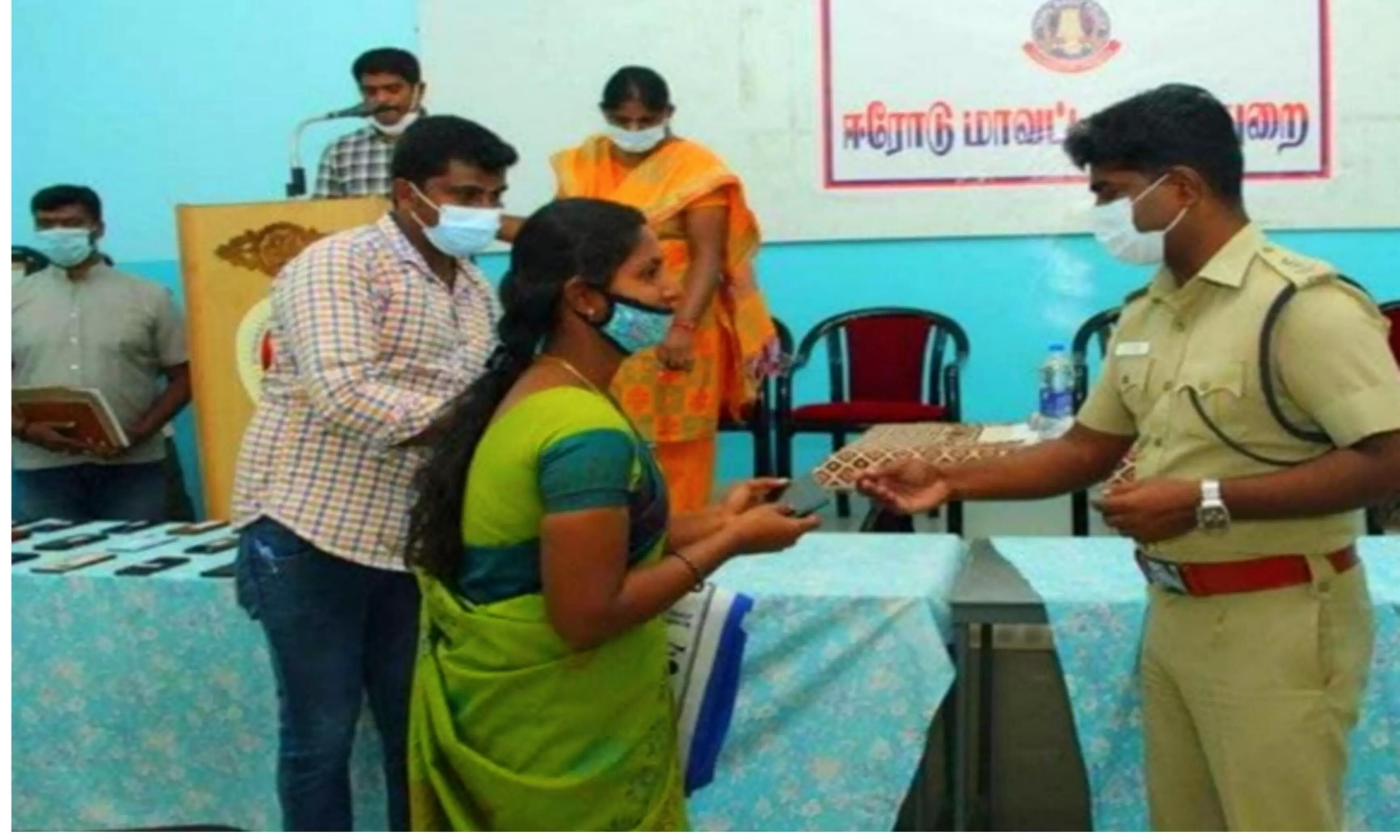 ஈரோடு மாவட்டத்தில் திருடு போன 69 செல்போன்கள் மீட்பு ஈரோடு மாவட்டத்தில் திருடு போன 69 செல்போன்கள் மீட்பு