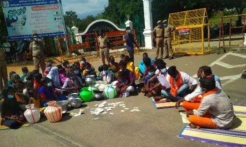 தேனியில் போலீசாரை கண்டித்து கலெக்டர் அலுவலகத்தில் ஆர்ப்பாட்டம்