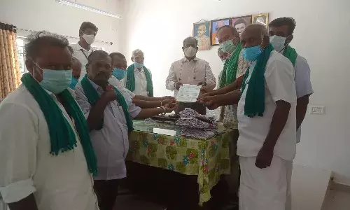 விளைபொருட்கள் விலை வீழ்ச்சி: தாசில்தாரிடம் விவசாயிகள் முறையீடு