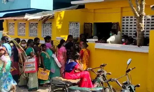பொங்கல் பரிசு தொகுப்பு வழங்கும் நிகழ்வில் மக்கள் கூடியதால் பரபரப்பு