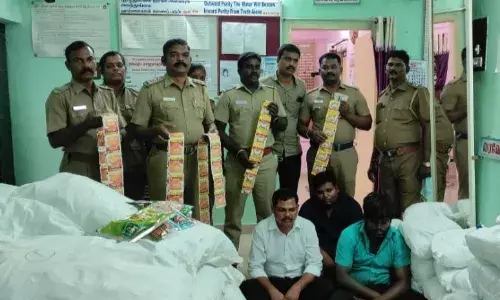 தர்மபுரி அருகே ரூ.4.21 லட்சம் மதிப்பு 162 மூட்டை குட்கா பறிமுதல்:  3 பேர் கைது தர்மபுரி அருகே ரூ.4.21 லட்சம் மதிப்பு 162 மூட்டை குட்கா பறிமுதல்:  3 பேர் கைது