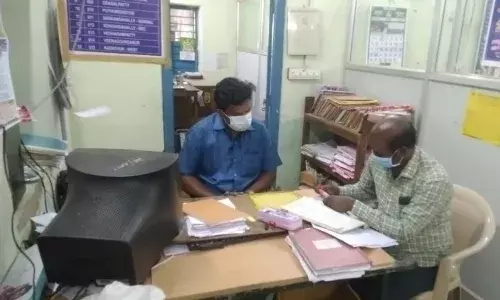இலவச மின் இணைப்பு வழங்க ரூ.12 ஆயிரம் லஞ்சம்: மின்வாரிய ஆய்வாளர் கைது இலவச மின் இணைப்பு வழங்க ரூ.12 ஆயிரம் லஞ்சம்: மின்வாரிய ஆய்வாளர் கைது