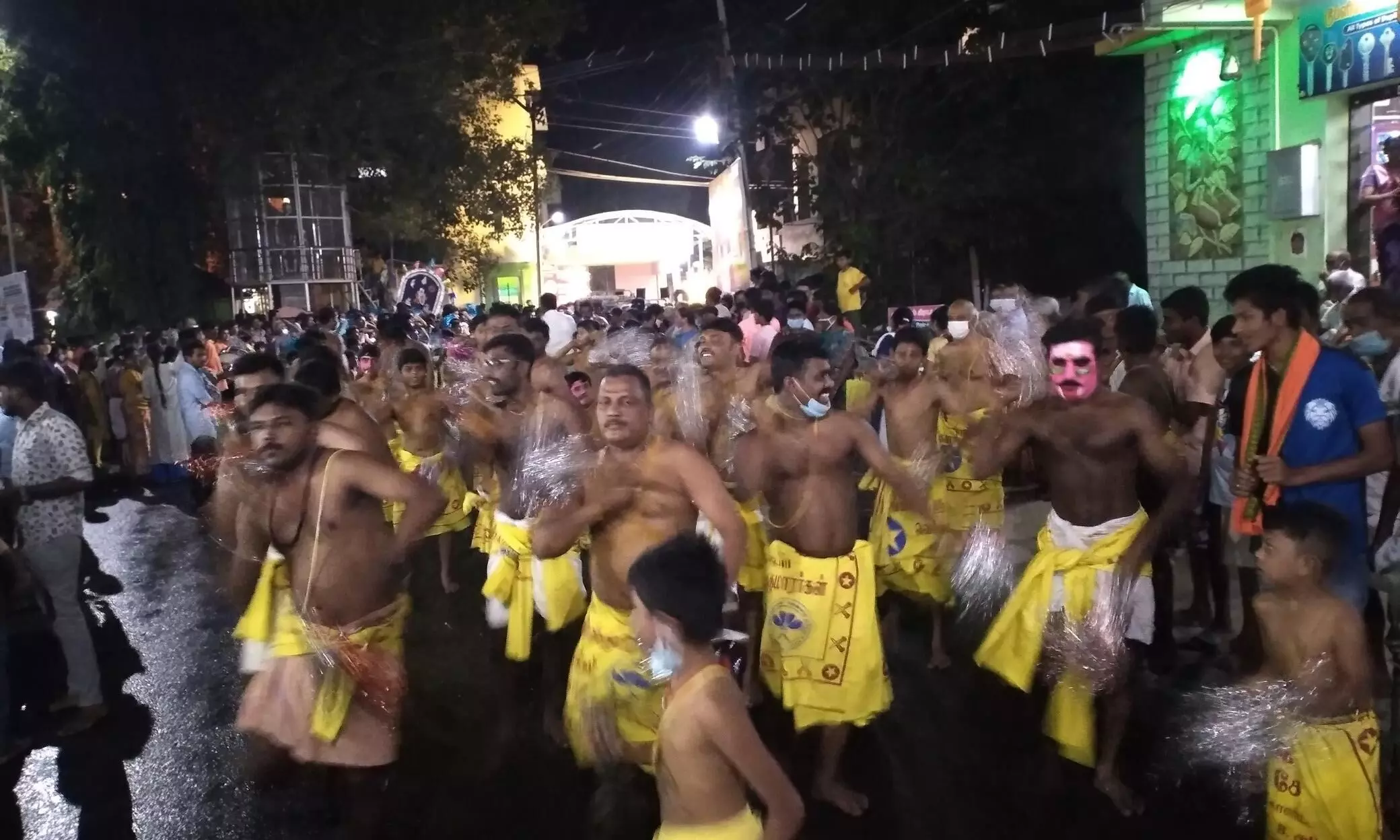 சவுண்டம்மன் திருவிழா சக்தி அழைப்பு: கத்தி போட்ட வீர குமாரர்கள் சவுண்டம்மன் திருவிழா சக்தி அழைப்பு: கத்தி போட்ட வீர குமாரர்கள்