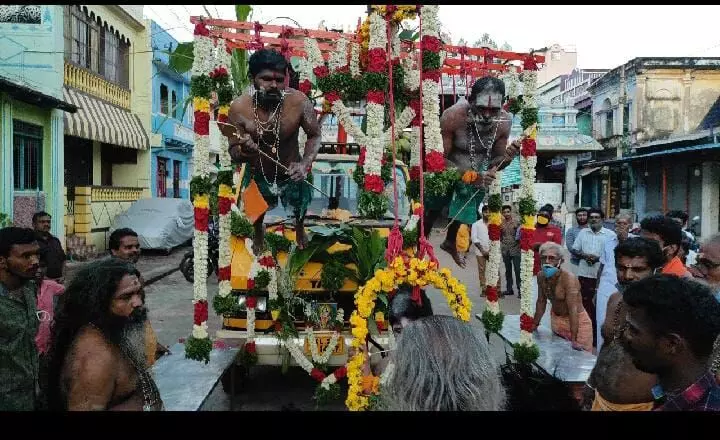 சங்கரன்கோவில்: திருச்செந்தூருக்கு பறவை காவடி எடுத்துச்சென்ற பக்தர்கள் சங்கரன்கோவில்: திருச்செந்தூருக்கு பறவை காவடி எடுத்துச்சென்ற பக்தர்கள்