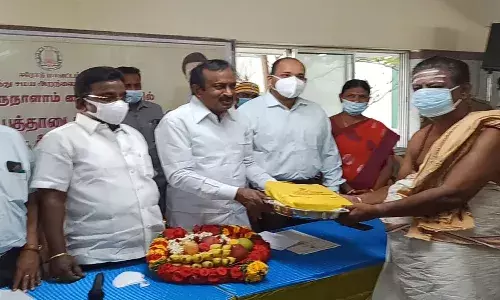 திருக்கோயில் பணியாளர்களுக்கு புத்தாடை வழங்கிய அமைச்சர் முத்துசாமி