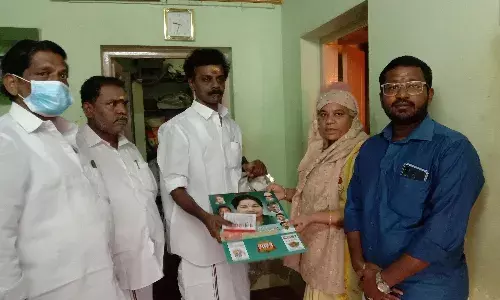 சங்கரன்கோவிலில் பொங்கல் பரிசு தொகுப்பு வழங்கிய அதிமுக நிர்வாகி