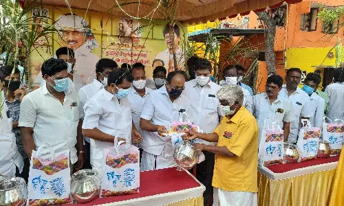 பெரம்பூரில் மாற்றுத்திறனாளிகளுடன் பொங்கல் விழா கொண்டாடிய திமுகவினர்