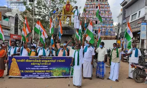 காந்தி சிலையிடம் மனு அளித்த விவசாயிகள்: கும்பகோணத்தில் நூதன கோரிக்கை காந்தி சிலையிடம் மனு அளித்த விவசாயிகள்: கும்பகோணத்தில் நூதன கோரிக்கை