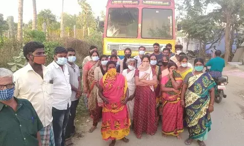 சாய ஆலைகள் கழிவு நீர் வெளியேற்றம்: லாரியை சிறைப்பிடித்து மக்கள் போராட்டம்