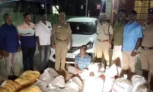 மயிலாடுதுறை அருகே சொகுசு காரில் சாராயம் கடத்தியவர் கைது