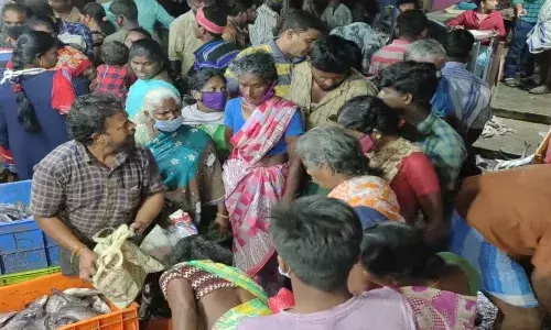 தொற்று அபாயம்: திண்டுக்கல் மீன் மார்க்கெட்டில் அலைமோதிய கூட்டம்