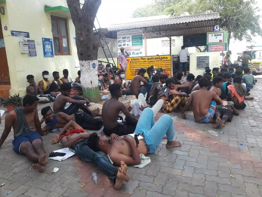 மதுரை அருகே மாடு பிடி வீரர்களை தரையில் அமர வைத்ததால் வருத்தம் மதுரை அருகே மாடு பிடி வீரர்களை தரையில் அமர வைத்ததால் வருத்தம்