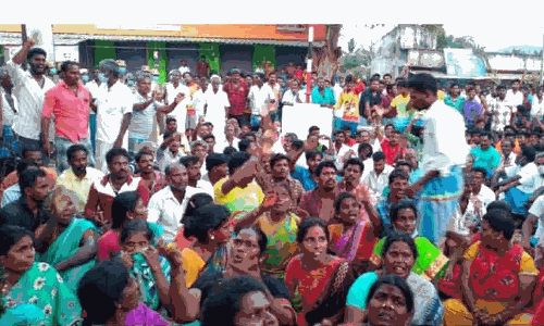 இறந்த பிறகும் இறவாத பிரச்சனை: சுடுகாட்டு பாதை கேட்டு மக்கள் மறியல்