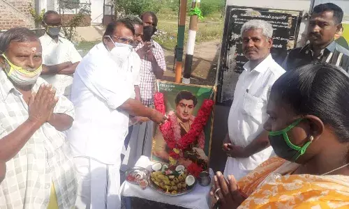 குமாரபாளையத்தில் எம்.ஜி.ஆர் பிறந்தநாள் விழாவை கொண்டாடிய அதிமுகவினர்