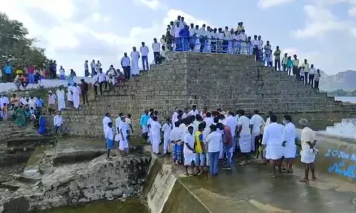 முதன்முறையாக நிரம்பிய சூளகிரி நீர்தேக்க அணை: கிராம மக்கள் பூஜை செய்து வழிபாடு