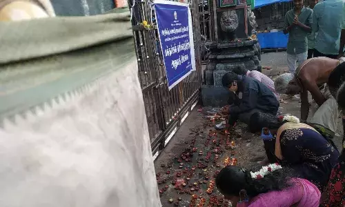 சுவாமிமலை கோவில் வாசலில் பக்தர்கள் தைப்பூச வழிபாடு