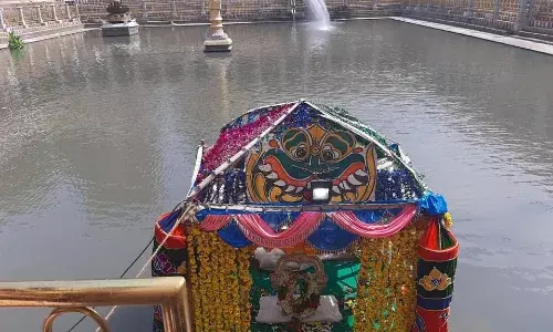 மதுரை: பொதுமக்கள் இன்றி கோவில் குளத்தில் நடந்த தெப்பத்திருவிழா