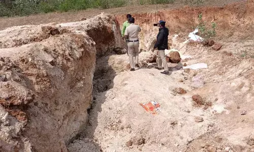 தளி அருகே மண் சரிந்து 2 பெண்கள் உயிரிழப்பு : இருவர் படுகாயம்
