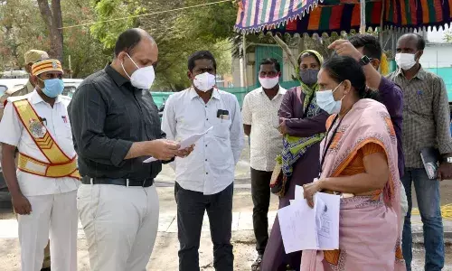 ஈரோடு மாநகராட்சியில் கொரோனா சிகிச்சை மையம் - கலெக்டர் நேரில் ஆய்வு