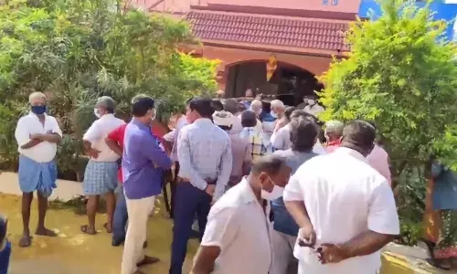 பவானி அருகே வீட்டில் தனியாக இருந்த பெண்ணை கொன்று 6 பவுன் நகை கொள்ளை