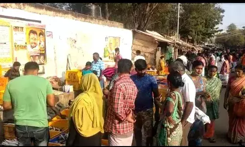 மதுரையில் கொரோனா விதிகளை காற்றில் பறக்க விடும் இறைச்சிக் கடை