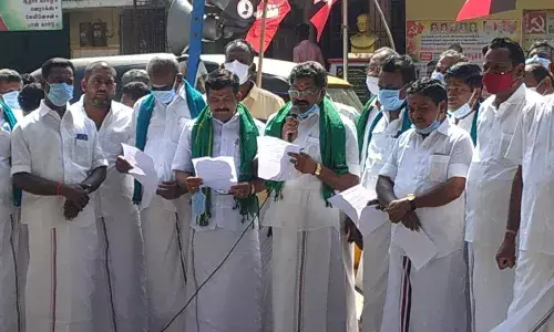 விவசாயிகளுக்கு இழப்பீடு: திருவிடைமருதூரில் அதிமுகவினர் ஆர்ப்பாட்டம்