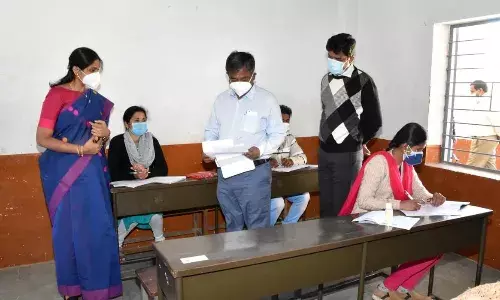 உதகையில் டிஎன்பிஎஸ்சி தேர்வு மையத்தில் நீலகிரி கலெக்டர் ஆய்வு