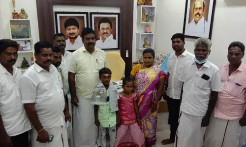 சமூகவலைதளங்களில் வைரலாகும் சிறுவனின் ராப் பாடல்: வாழ்த்து தெரிவித்த எம்எல்ஏ சமூகவலைதளங்களில் வைரலாகும் சிறுவனின் ராப் பாடல்: வாழ்த்து தெரிவித்த எம்எல்ஏ