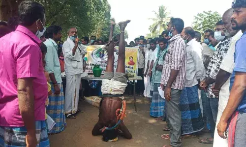 கள் இறக்கி விற்க அனுமதி கோரி தலைகீழாக நின்று நூதன ஆர்ப்பாட்டம்