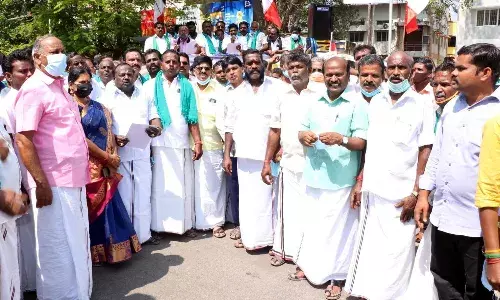 விவசாயிகளுக்கு நிவாரணம் கோரி குடந்தையில் அதிமுகவினர் ஆர்ப்பாட்டம்