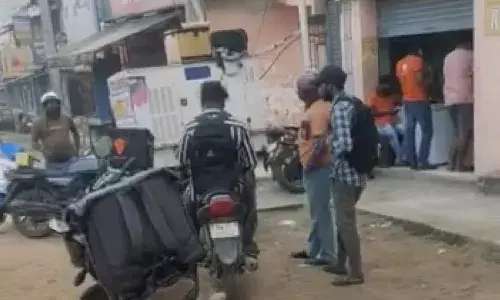 கூடுவாஞ்சேரியில் கொரோனா ஊரடங்கை காற்றில் பறக்கவிட்ட இறைச்சிக்கடை