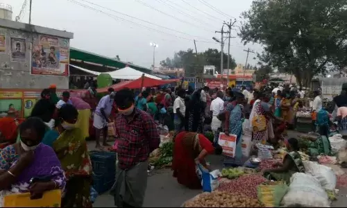 பாலமேட்டில் சமூக இடைவெளி மறந்த தற்காலிக சந்தைகள்: தொற்று பரவும் அபாயம்