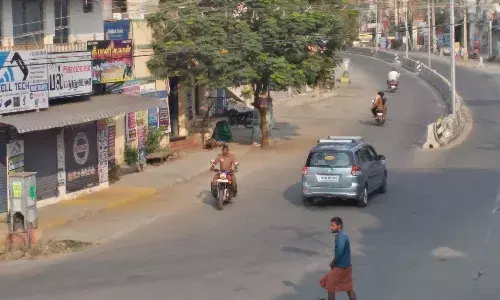 முழு ஊரடங்கு: குமாரபாளையத்தில் தீவிர ரோந்து பணி  மேற்கொண்ட போலீஸார் முழு ஊரடங்கு: குமாரபாளையத்தில் தீவிர ரோந்து பணி  மேற்கொண்ட போலீஸார்