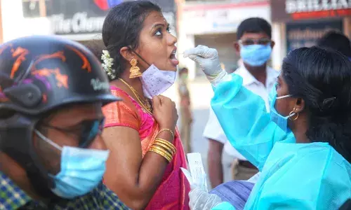 ஊரடங்கில் வெளியேறிய பொதுமக்களுக்கு கொரோனா பரிசோதனை