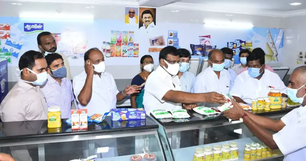 சிவகங்கை, காரைக்குடி ஆவின் பாலகத்தில் அமைச்சர் ஆய்வு சிவகங்கை, காரைக்குடி ஆவின் பாலகத்தில் அமைச்சர் ஆய்வு