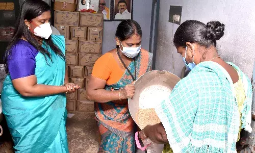 தும்மங்குறிச்சி ரேசன் கடையில் மாவட்ட கலெக்டர் திடீர் ஆய்வு