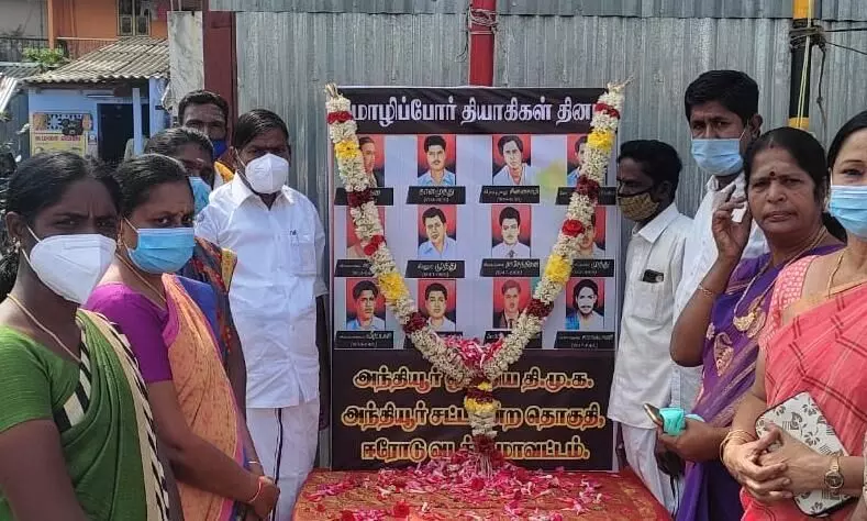 அந்தியூரில் மொழிப்போர் தியாகிகள் திருஉருவப்படத்திற்கு திமுகவினர் மரியாதை அந்தியூரில் மொழிப்போர் தியாகிகள் திருஉருவப்படத்திற்கு திமுகவினர் மரியாதை