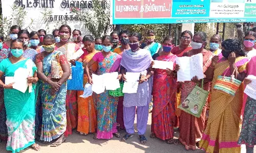 வங்கிக் கடன் தொகை வசூலில் மோசடி: கலெக்டரிடம் சுயஉதவிக்குழுவினர் மனு