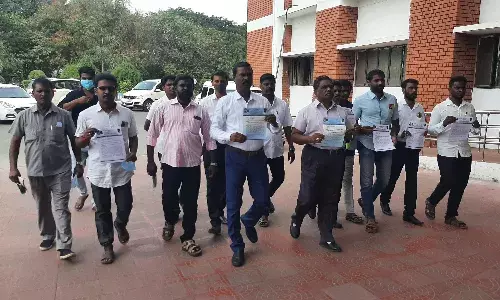 சேலம் பெரியார் பல்கலைக்கழக ஆட்சிக்குழு உறுப்பினரை நீக்க ஆட்சியர் அலுவலகத்தில் மனு சேலம் பெரியார் பல்கலைக்கழக ஆட்சிக்குழு உறுப்பினரை நீக்க ஆட்சியர் அலுவலகத்தில் மனு