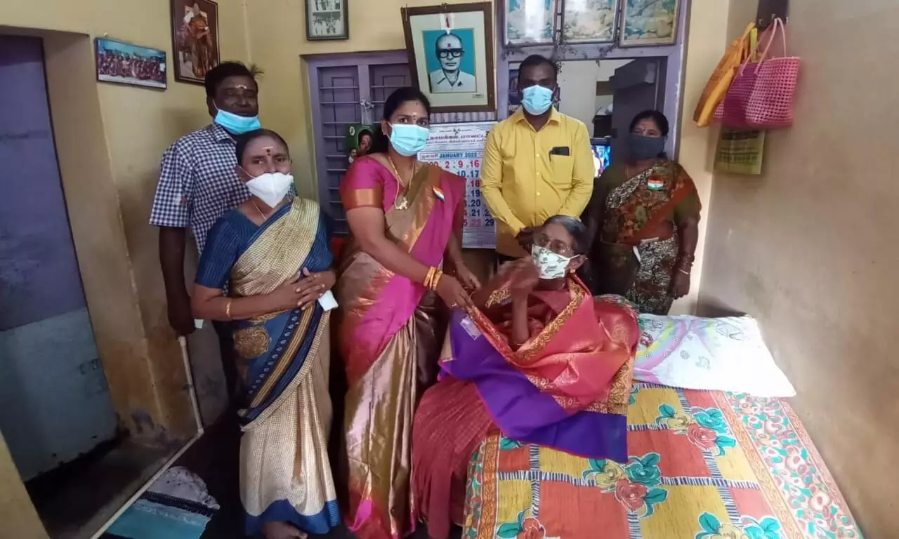 சுதந்திர போராட்ட தியாகியின் மனைவிக்கு நேரில் மரியாதை செலுத்திய ஆணையாளர் சுதந்திர போராட்ட தியாகியின் மனைவிக்கு நேரில் மரியாதை செலுத்திய ஆணையாளர்