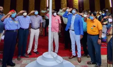 குடியரசு தினம்: சிறந்த பணியாளர்களுக்கு மாநகராட்சி ஆணையாளர் விருது வழங்கினார்