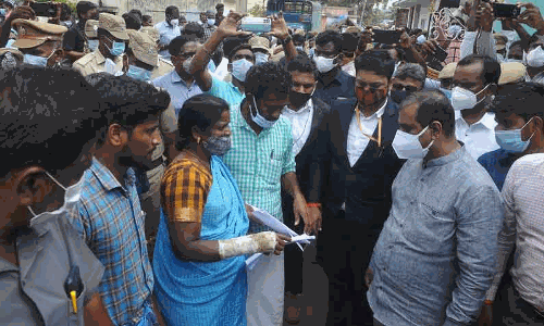சுடுகாட்டுக்கு செல்ல தனி பாதை என்பதை ஏற்க இயலாது: அதிகாரி காட்டம் சுடுகாட்டுக்கு செல்ல தனி பாதை என்பதை ஏற்க இயலாது: அதிகாரி காட்டம்